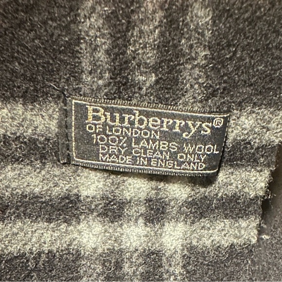 Vintage Burberry Classic Black and Red Plaid Scarf 100% lambs wool(unisex) - Picture 7 of 7